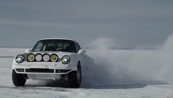 Los preparadores norteamericanos modificaron el Porsche 911 de un cliente y lo llevaron hasta el lago congelado Lake Koshkonong, en el estado de Wisconsin. (Youtube)