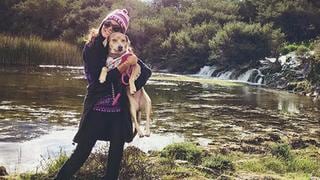Con su perrita adoptada promueve beneficios de viajar con mascotas
