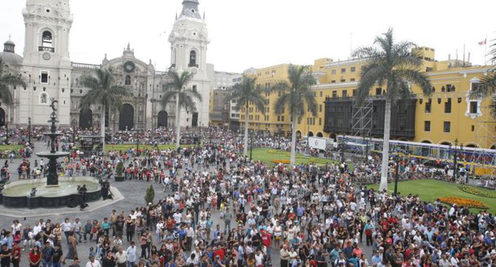 Miles de limeños se concentraron en la Plaza Mayor para celebrar el aniversario de la ciudad. (Foto: Andina)