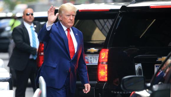 El expresidente de los Estados Unidos, Donald Trump, saluda mientras camina hacia un vehículo fuera de la Torre Trump en la ciudad de Nueva York el 10 de agosto de 2022. (Foto de STRINGER / AFP)