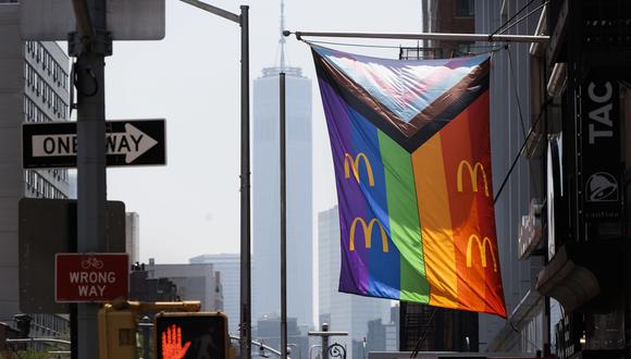 Un restaurante McDonald's con una bandera con el tema del Orgullo en Nueva York, Nueva York, Estados Unidos, el 1 de junio de 2023. (Foto de EFE/EPA/JUSTIN LANE)