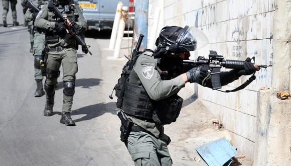 Las fuerzas de seguridad israelíes realizan una búsqueda en el campo de refugiados palestino de Shuafat en el este de Jerusalén anexado por Israel, el 10 de octubre de 2022. (Foto: AHMAD GHARABLI / AFP)