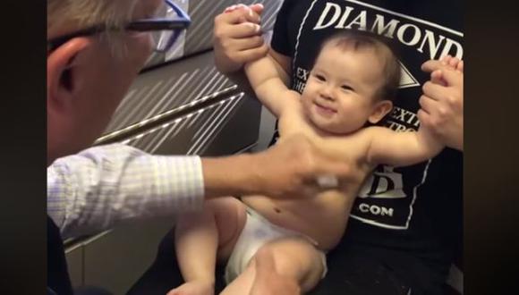 La tierna sonrisa de un niño siendo vacunado capturó la atención de los usuarios de Facebook en este video viral. (Foto: Captura Recreo Viral)