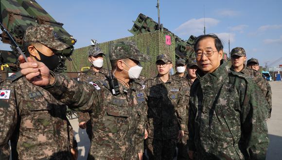 El Primer Ministro de Corea del Sur, Han Duck-soo (R), recibe información de un oficial militar durante una visita a una unidad de la 3ra Brigada de Defensa de Misiles de la Fuerza Aérea en Seúl, Corea del Sur, 28 de diciembre de 2022. EFE/EPA/YONHAP