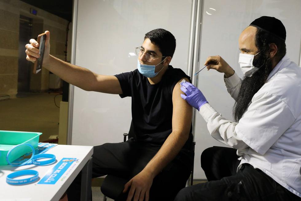 Más de la mitad de la población israelí ha recibido al menos la primera dosis de la vacuna contra el coronavirus, informó este viernes el Ministerio de Salud. (Texto: AFP / Foto: Reuters).