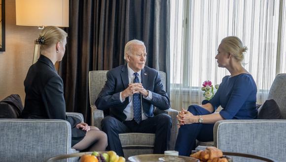 El presidente estadounidense Joe Biden se reúne con Yulia Navalnaya (D), viuda del líder de la oposición del Kremlin Alexei Navalny y su hija Dasha Navalnaya (I) en San Francisco, California, el 22 de febrero de 2024. (Foto de HANDOUT / CASA BLANCA / AFP)