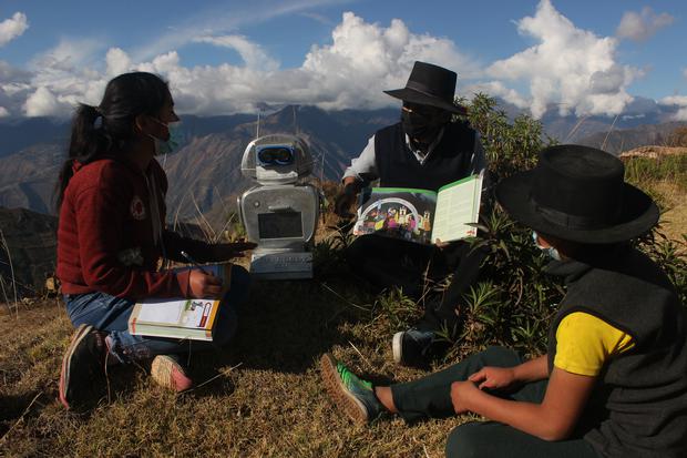 El profesor Walter Velásquez y dos de sus alumnos realizan clases al aire libre junto a Kipi. (Foto: Yerson Collave)