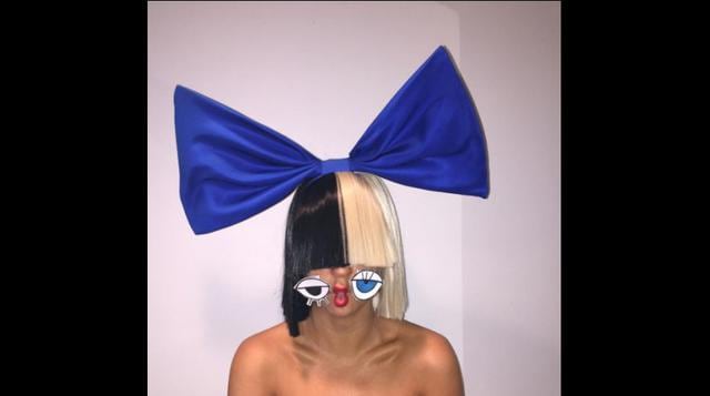 Sia publicó en redes sociales una fotografía en la que aparece desnuda, ante la oferta de desconocidos de vender a sus seguidores imágenes suyas. El acto llama la atención, pues la cantante es conocida por ocultar su rostro bajo grandes pelucas. (Foto: Instagram)