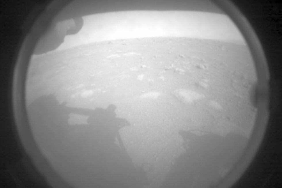 La primera imagen que tomó el <a href="https://mag.elcomercio.pe/videos/panorama/asi-llego-el-rover-perseverance-al-planeta-rojo-nnav-vr-video-noticia/"><font color="blue">Perseverance</font></a>, segundos después de aterrizar en Marte, el 18 de febrero de 2021. (Foto: NASA/JPL-Caltech)