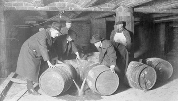 Agentes de prohibición de Estados Unidos destruyendo barriles de alcohol en 1921. (Foto de dominio público vía Wikipedia)