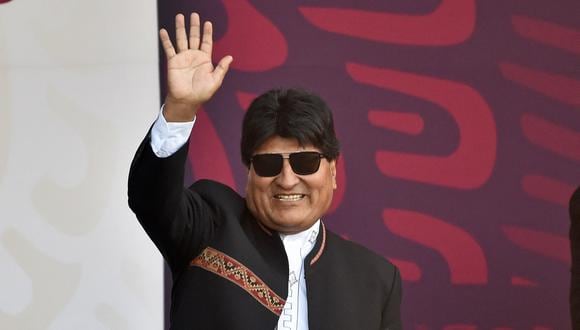 El expresidente de Bolivia (2006-2019) Evo Morales saluda a la gente durante un desfile militar en la plaza Zócalo de la Ciudad de México, el 16 de septiembre de 2022. (Foto de RODRIGO ARANGUA / AFP)