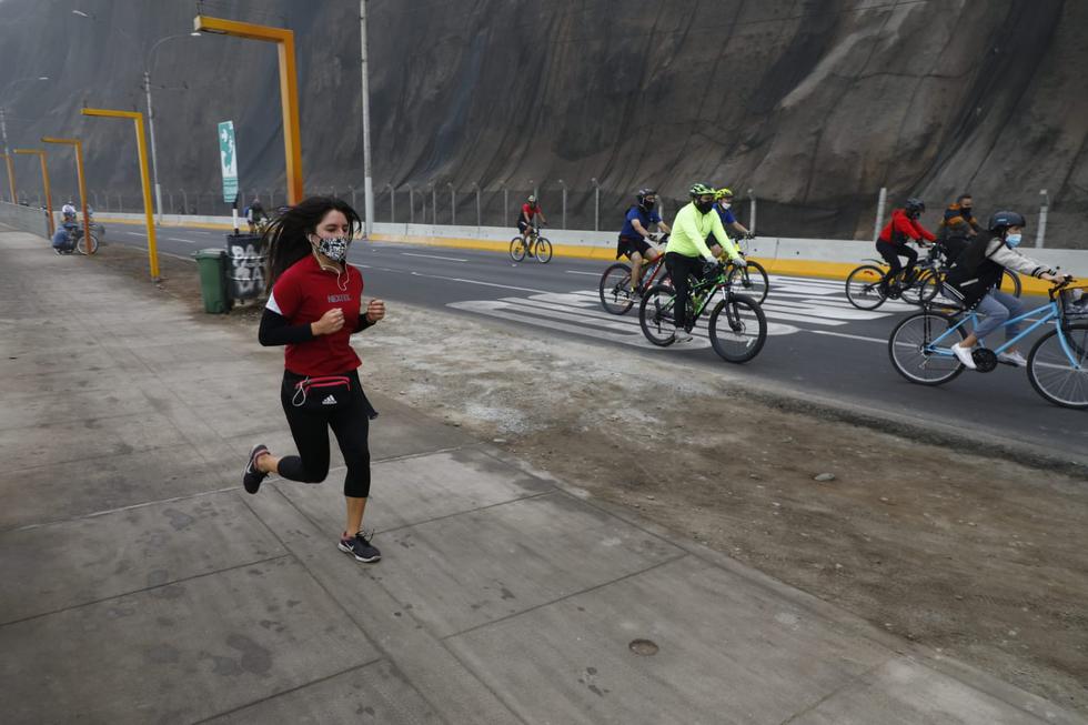 Cientos de ciclistas y corredores recorrieron la Costa Verde para aprovechar el primer domingo sin inmovilización total. Un recorrido por el ligar dio cuenta de que el frío y la neblina no impidieron que los ciudadanos hagan uso de este espacio público. (Fotos: Eduardo Cavero / @photo.gec)