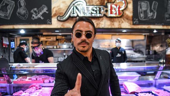 El chef turco Nusret Gokce, también conocido como Salt Bae, posa para las fotos en su restaurante Nusr-Et de Estambul el 1 de junio de 2020. (OZAN KOSE / AFP).