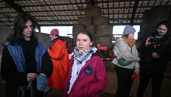La activista ambiental sueca Greta Thunberg (centro) asiste en un almacén cerca del campamento "Zona a Defender" (ZAD) de Crem'Arbre durante una manifestación contra el proyecto de la autopista A69 entre Toulouse y Castres, en Saix, suroeste de Francia, el 10 de febrero, 2024.(Foto de Lionel BUENAVENTURA / AFP)