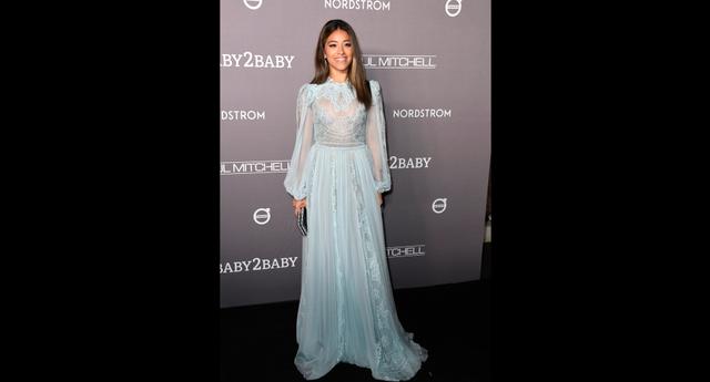 Para una fiesta elegante la mejor opción es ir con un vestido largo, ya que aporta más elegancia al look. El de este caso, el vestido es de tul y de transparencia en tono celeste pastel. (Foto: AFP)