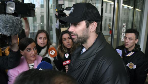 Spanish football player Gerard Pique (C) leaves the court in Barcelona on December 1, 2022, after he has attended the ratification of the separation demand with his ex wife Colombian singer Shakira (not pictured) and the agreement on the custody of their children. (Photo by Pau BARRENA / AFP)