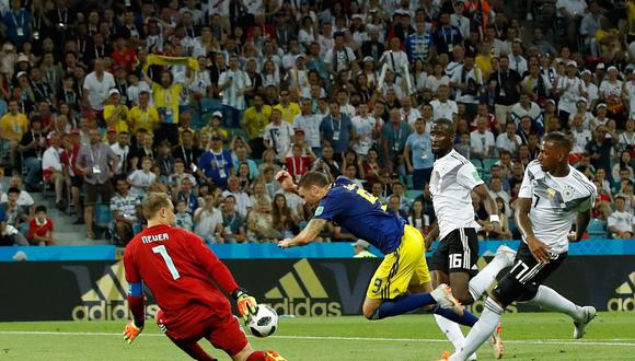 Manuel Neuer salvó su arco en una acción polémica en el Alemania vs. Suecia. (Foto: Reuters)