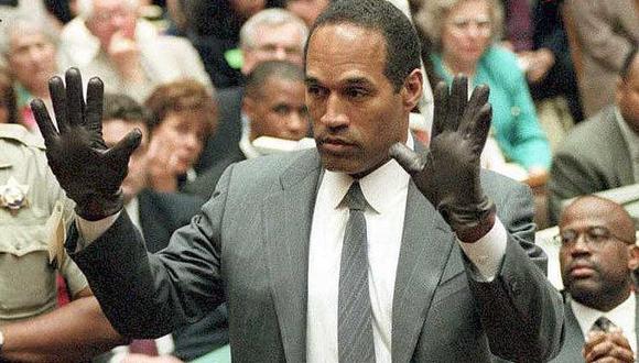 La imagen de O.J. Simpson mostrando las manos con los guantes puestos durante su juicio por doble asesinato dio la vuelta al mundo en 1995. (Getty Images).