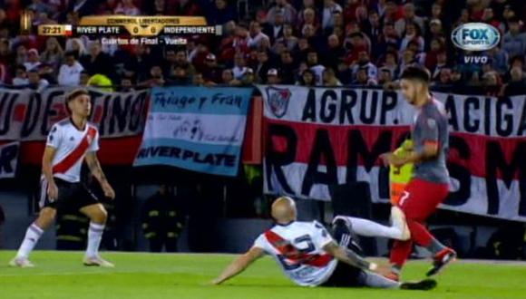 River Plate vs. Independiente EN VIVO: Pinola planchó a Benitez dentro del área y árbitro no cobró nada. (Foto: captura de pantalla)