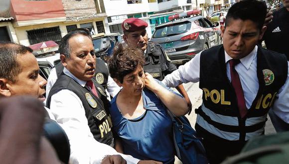 Margot Liendo ingresa al inmueble donde cumplirá arresto. (Foto: Anthony Niño de Guzmán/El Comercio)