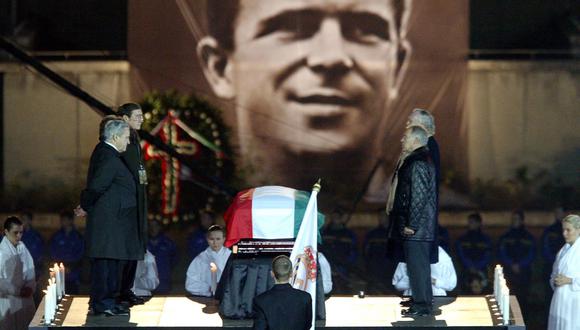 Un 17 de noviembre del 2006 muere el futbolista húngaro Ferenc Puskas. (ATTILA KISBENEDEK / AFP).