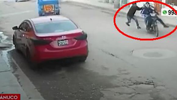 En un video captado por la cámara de seguridad de un establecimiento se ve al joven correr rápidamente detrás de la moto. (América Televisión)