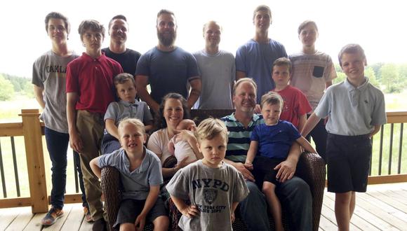 En esta fotografía de archivo del 30 de mayo de 2018, la familia Schwandt posa para una foto en su granja en Lakeview, Michigan (Estados Unidos). (AP/Mike Householder).