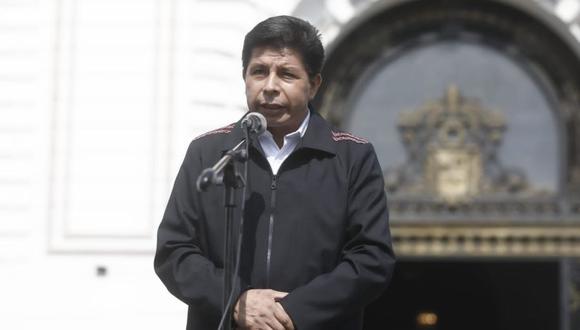 El presidente Castillo declara a la prensa desde el frontis de la sede del Congreso, ayer. (Foto: César Campos/@photo.gec).