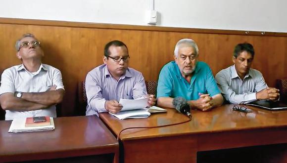 Alfredo Crespo (izq.) y Manuel Fajardo (tercero), cabecillas del Movadef, participaron en la mesa de un evento organizado por la asociación Ratio Iuris,en febrero pasado. (Foto: Policía Nacional)