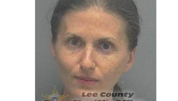 Su esposo también fue arrestado y está a la espera del juicio.