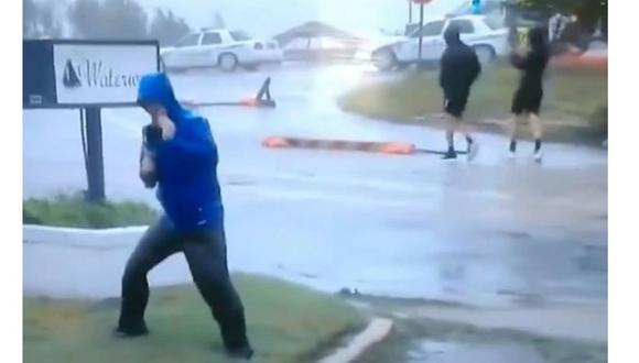 YouTube: reportero sobreactúa fuerza del huracán Florence y es víctima de burlas en redes. (Captura de video).