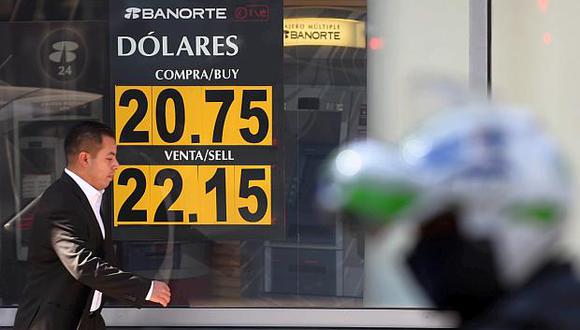 El peso mexicano se debilitaba frente al dólar en México este lunes.&nbsp;(Fuente: AFP)
