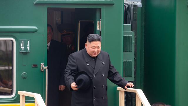 Esta imagen del 2019 muestra al líder norcoreano Kim Jong-un desembarcando de su tren blindado privado en una estación en la ciudad fronteriza rusa de Khasan. (Foto de archivo: AFP / ALEXANDER SAFRONOV)
