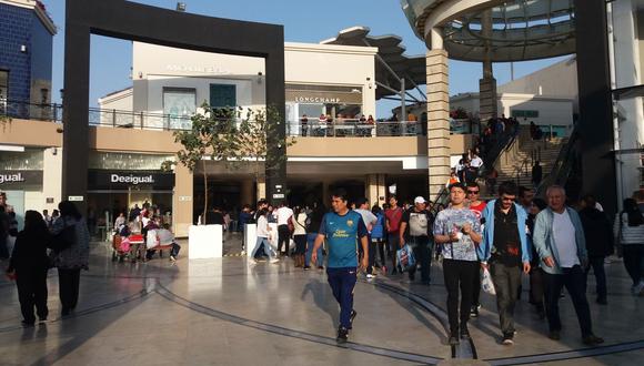 En algunos casos, se veía congestión vehicular en los ingresos a los centros comerciales y alrededores. Los ingresos peatonales, así como las colas para realizar pagos también se encontraban congestionados. (Foto: El Comercio)