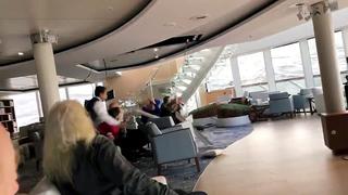 Los videos de la desesperación en el crucero varado con 1.300 personas en Noruega