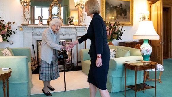 La reina Isabel II de Gran Bretaña y la nueva líder del Partido Conservador y la primera ministra electa de Gran Bretaña, Liz Truss, se reúnen en el castillo de Balmoral en Ballater, Escocia, el 6 de septiembre de 2022. (Jane Barlow / AFP).