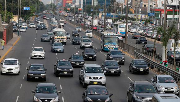 Las personas podrán salir los domingos a realizar deporte, pasear, entre otros. También estará permitido el uso de autos particulares | Foto: El Comercio / Referencial