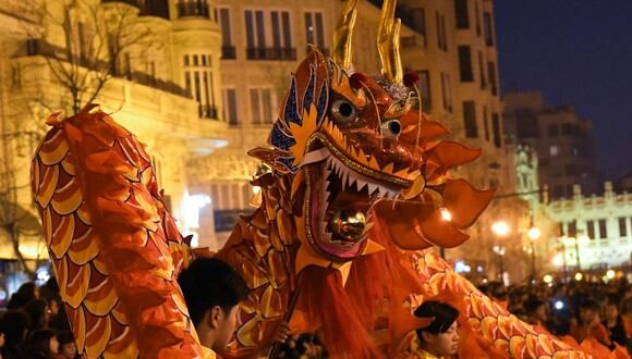 Se cree que realizar la danza del dragón ahuyenta a los espíritus malignos y toda la mala suerte asociada a ellos. El dragón trae buena suerte y riqueza (Foto: AFP)
