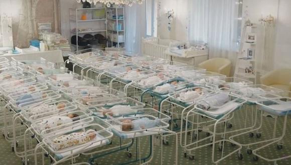 35 bebés de diferentes nacionalidades se encuentran varados en un cuarto de hotel en Kiev, Ucrania. (BIOTEXCOM).