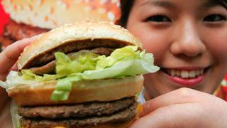 Los anuncios de comida rápida deben prohibirse, según médicos británicos