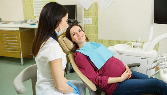Las mujeres embarazadas experimentan innumerables cambios en su organismo, algunos relacionados con su salud dental. (Foto: Shutterstock)