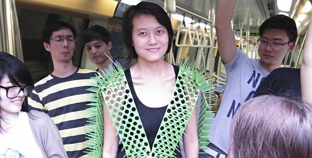 Espacio personal: ¿Usarías este chaleco de púas en el bus? - 1