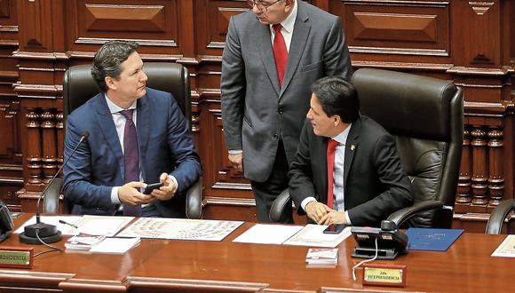 José Cevasco (de pie) fue oficial mayor durante las administraciones de Salgado y Galarreta. (Foto: Archivo El Comercio)