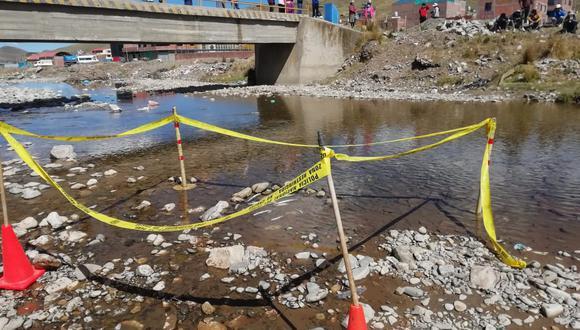 Habitantes del distrito de Antauta piden que se investigue la supuesta contaminación en río que ocasionó la muerte de peces. (Foto: PNP)