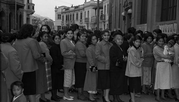 Un 17 de junio de 1956, se suscribió la finalización de una larga lucha de reivindicación femenina en nuestro país. Ese día la mujer peruana participó por primera vez en las elecciones generales, como epílogo de una batalla de varios años. La población femenina se convirtió, a partir de entonces, en un colectivo electoral capaz de decidir el resultado de una elección, dado su peso político.