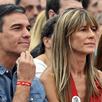 Pedro Sánchez y su esposa Begoña Gómez asisten al mitin de cierre de campaña en Getafe, en las afueras de Madrid, el 21 de julio de 2023. (Foto de JAVIER SORIANO / AFP).