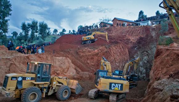 Las autoridades marroquíes y los bomberos trabajan para rescatar a Rayan, un niño de cinco años, que está atrapado en un pozo profundo durante más de dos días, cerca de Bab Berred, en la provincia rural de Chefchaouen, en el norte de Marruecos. (Foto por AFP)