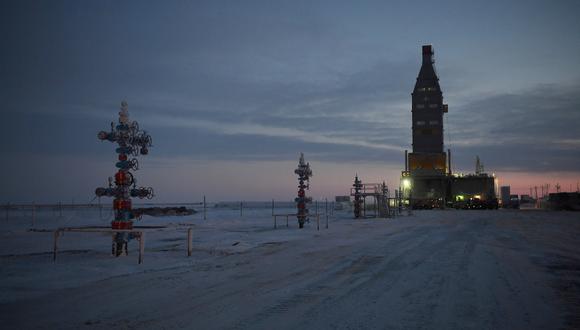 A photograph shows a flowing wellhead equipment at the Utrenneye field, the resource base for Novatek's Arctic LNG 2 project, located in the Gydan Peninsula on the Kara Sea shore line in the Arctic circle, some 2500 km from Moscow on November 30, 2021. - As part of the The Arctic LNG 2 mega-project gravity-based structures (GBS) a platform is being constructed in Belokamenka near Murmansk. The 450-tonne platform will house liquefied natural gas (LNG) production in the Gydan Peninsula in the western Siberia region of Russia. Once construction is complete, the concrete structures will be flooded. The platform will float up and be towed to the Utrenneye gas field. The construction the structure is part of a new LNG project for Novatek, the largest natural gas producer in Russia. This platform aims to be completed by August 2022. (Photo by Natalia KOLESNIKOVA / AFP)