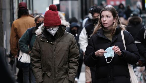 Personas caminan con mascarillas en Manhattan, EE.UU., en noviembre de 2021. (Spencer Platt/Getty Images/AFP)