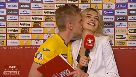 Oleksandr Zinchenko sorprendió al besar el cuello de esta reportera. (Video: YouTube)